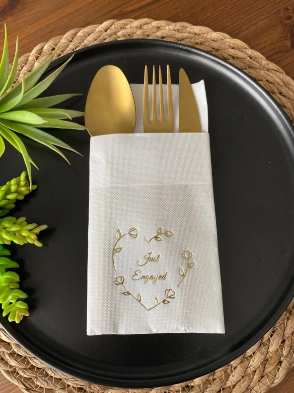 Gold Yaldızlı Beyaz Kalp Çelenk Just Engaged Cepli Peçete 12 Adet 40x40 ürün görseli 1