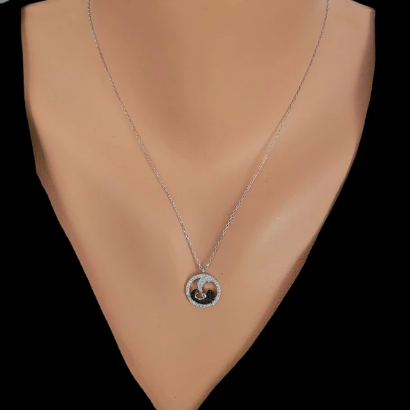 925 Ayar Gümüş Çemberli Vav ve Ay Kolye, Beyaz - Siyah Taş ürün görseli