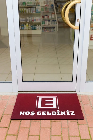 Valerine Life Eczane Logolu Kırmızı Hoş Geldiniz Welcome Kaymaz İş Yeri Kapı Önü Paspası 45x70cm ürün görseli