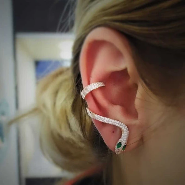 Gümüş Yeşil Gözlü Tek Kıkırdak Yılan Küpe ürün görseli 1