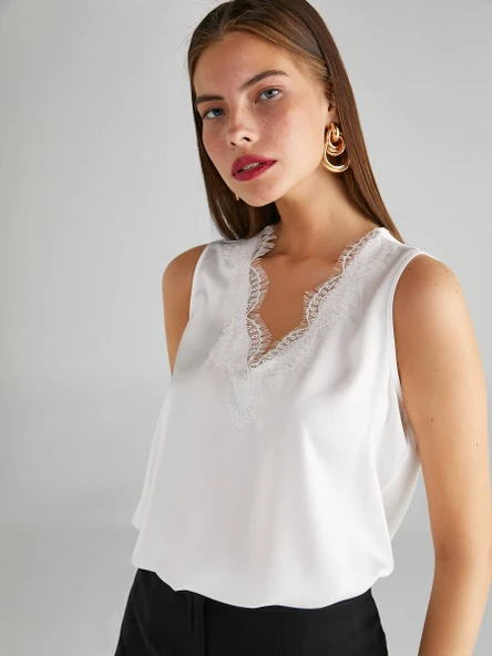 Faik Sönmez Dantel Detaylı V Yaka Kolsuz Kadın T-Shirt - Minimalist