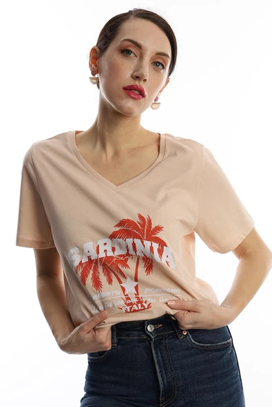 Kadın V Yaka Sardinia Baskılı Regular Fit Tişört Bej ürün görseli 1