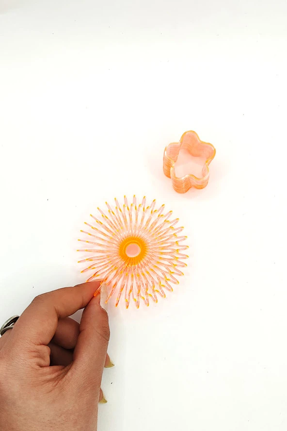 Çiçek Şekilli Neon Turuncu Stres Yayı Oyuncak Stres Yayı - 3 cm çapında - 1 Adet - 2