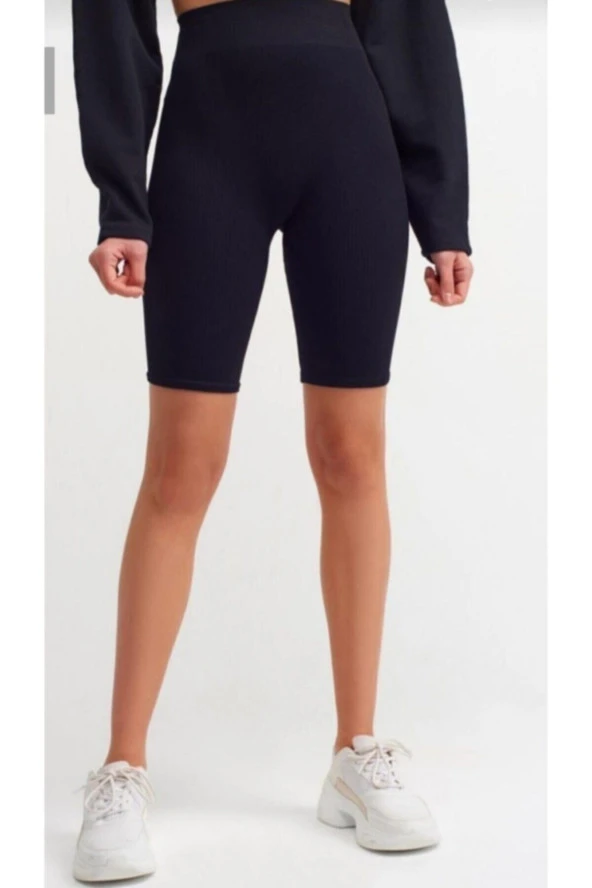 kadın sporcu bisikletçi biker tayt şort toparlayıcı