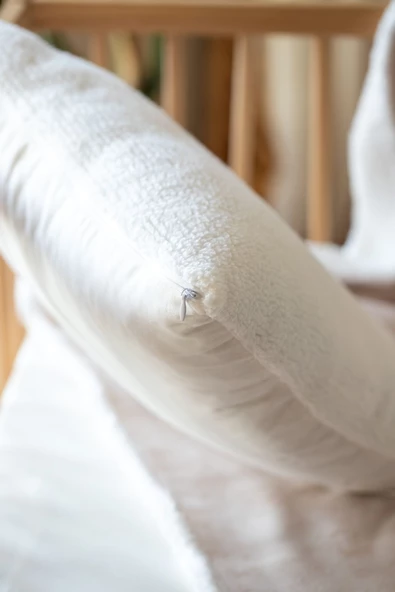 Fluffy Uyku Beşik Yastığı Kırlent Kılıfı Dekoratif Bebek Çocuk Odası Koyun Tüyü  Kuzu Kılıf Beyaz - Resim 3