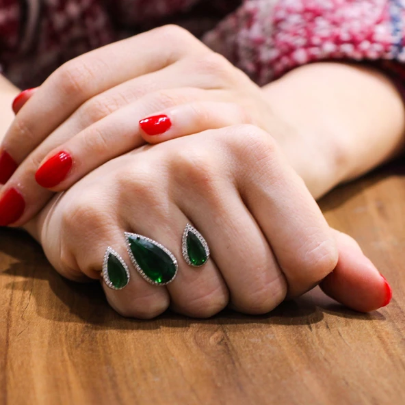 925 Ayar Gümüş Çift Parmak Yüzüğü Damla Zümrüt Üçlü ürün görseli