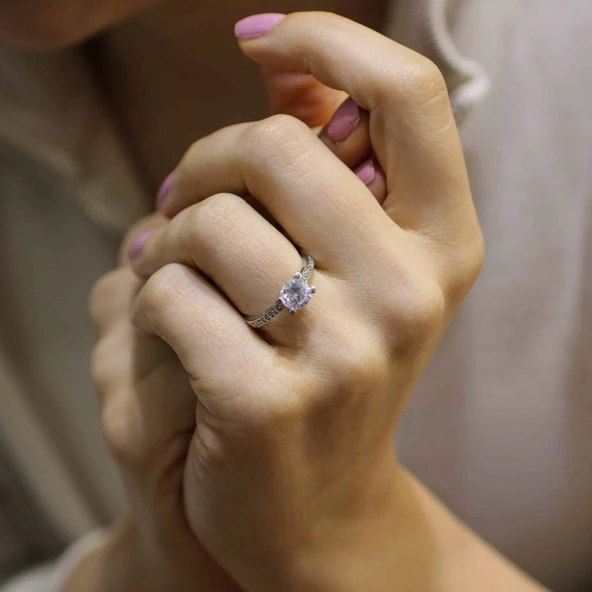 925 Ayar Gümüş 1,35 ct Görünümlü Tektaş Yüzük ürün görseli 1