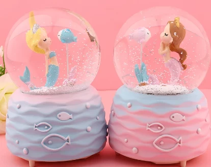 Balıklı Kız Kar Küresi Orta Boy ürün görseli 1