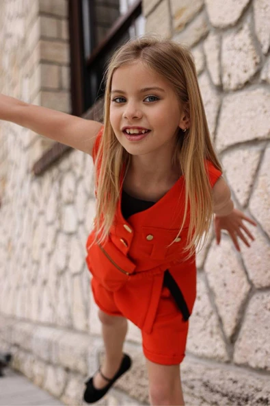 Kız Çocuk Düğme ve Cep Detaylı Kolsuz Yelek Penye Bluz Turuncu Şortlu Takım - Resim 4