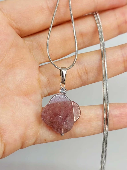 Çilek Kuvars Taşı Kolye Ucu Yonca Temalı Zincirli (49818) ürün görseli