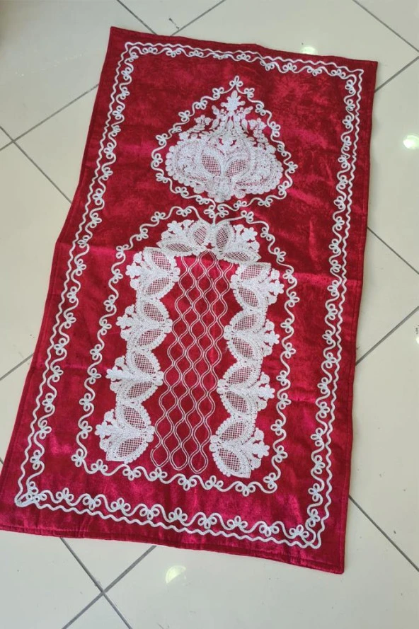 Verna Süzene İşlemeli Kadife Seccade Kırmızı