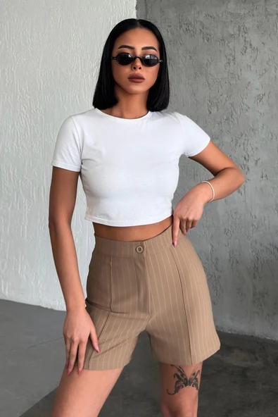 Zarif Ve Şıklığı Bir Arada Sunan Yüksek Bel Krep Esnek Çimalı Çizgili Şort Bej - Resim 3