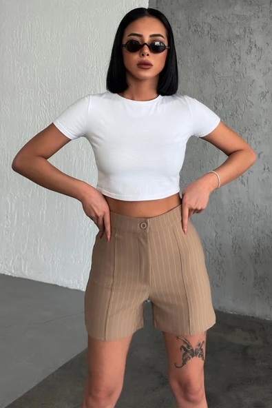 Zarif Ve Şıklığı Bir Arada Sunan Yüksek Bel Krep Esnek Çimalı Çizgili Şort Bej ürün görseli