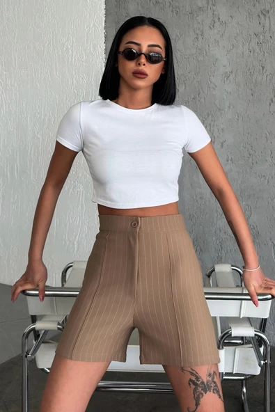 Zarif Ve Şıklığı Bir Arada Sunan Yüksek Bel Krep Esnek Çimalı Çizgili Şort Bej - Resim 4