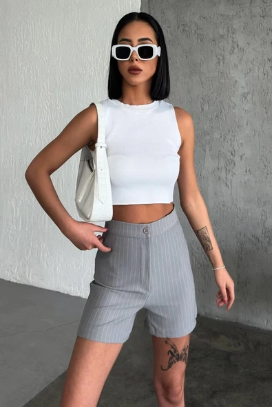 Zarif Ve Şıklığı Bir Arada Sunan Yüksek Bel Krep Esnek Çimalı Çizgili Şort Gri ürün görseli
