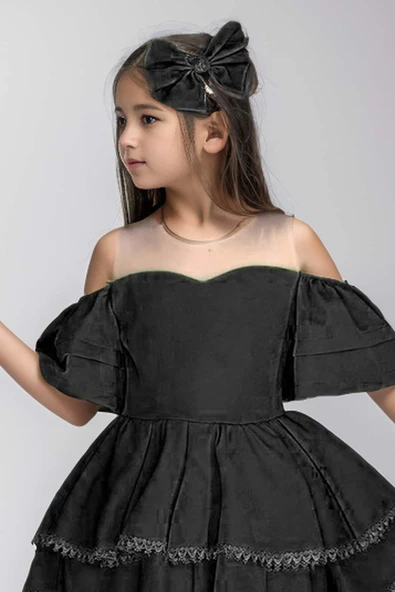 Kız Çocuk Düşük Omuzlu Transparan Yaka Eteği KatKat Dantel İşlemeli Kuyruk Detaylı Siyah Elbise - Resim 3