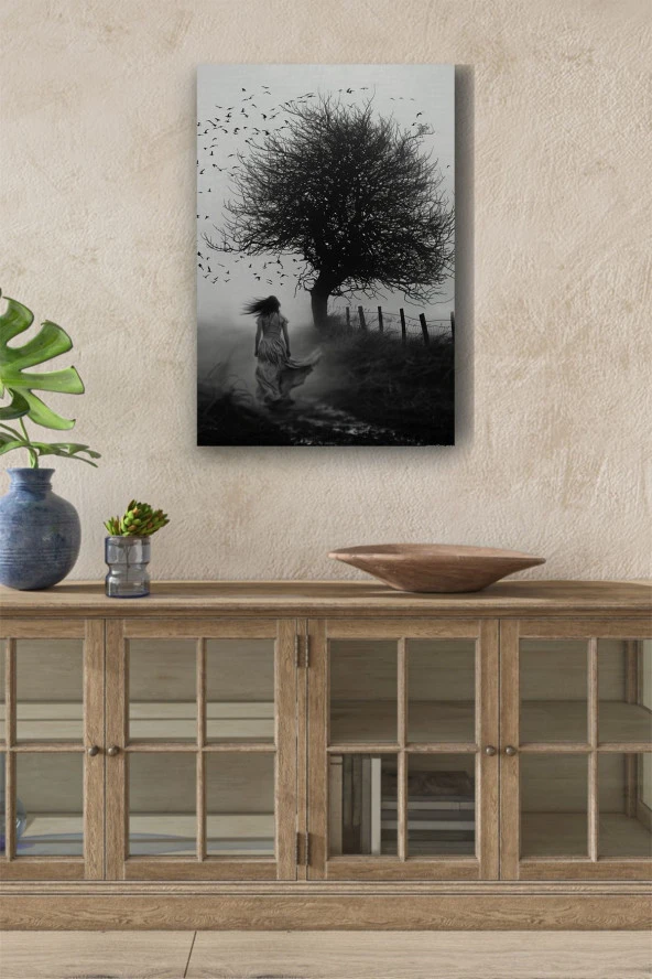 Siyah Beyaz Ağaca Yürüyen Kadın Yağlı Kanvas Tablo ürün görseli
