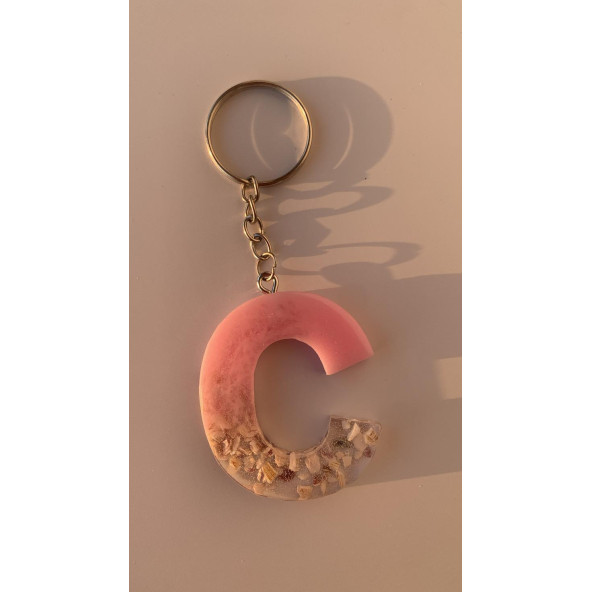C Harfi Pembe Renk Epoksi ve Deniz Kabuğu Kırığı Süslemeli Gümüş Halka Anahtarlık El Yapımı Hediyelik - 3