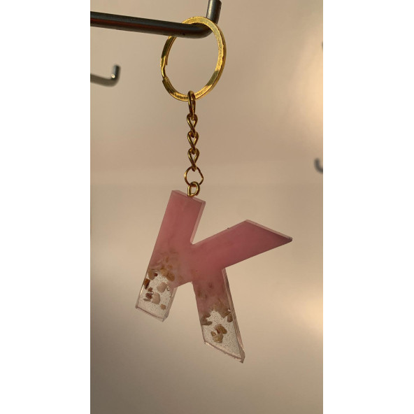K Harfi Pembe Renk Epoksi ve Deniz Kabuğu Kırığı Süslemeli Gold Halka Anahtarlık El Yapımı Hediyelik - 8