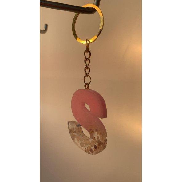 S Harfi Pembe Renk Epoksi ve Deniz Kabuğu Kırığı Süslemeli Gold Halka Anahtarlık El Yapımı Hediyelik - Resim 2