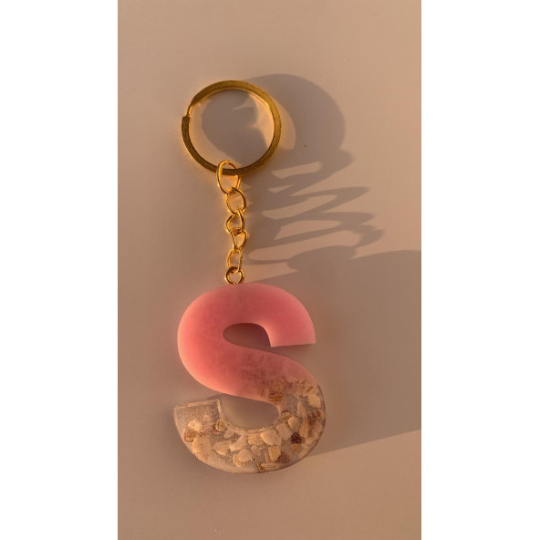 S Harfi Pembe Renk Epoksi ve Deniz Kabuğu Kırığı Süslemeli Gold Halka Anahtarlık El Yapımı Hediyelik - Resim 3