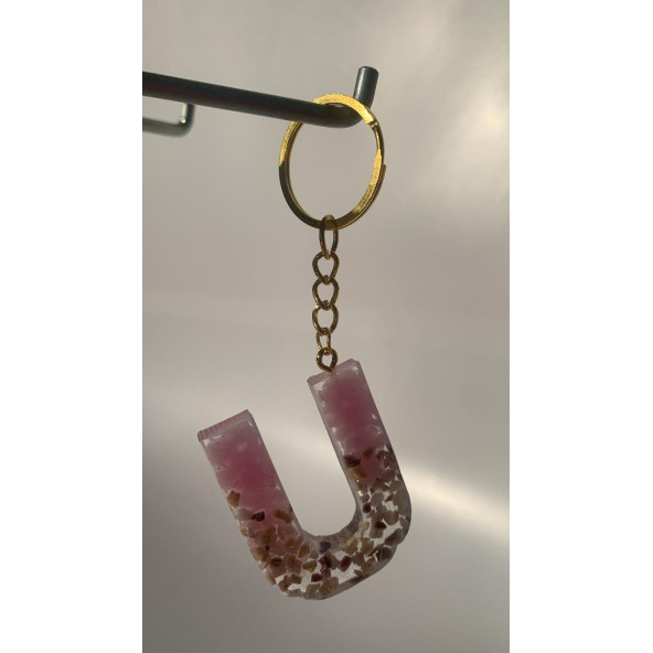U Harfi Pembe Renk Epoksi ve Deniz Kabuğu Kırığı Süslemeli Gold Halka Anahtarlık El Yapımı Hediyelik - Resim 4