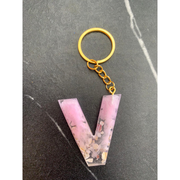 V Harfi Pembe Renk Epoksi ve Deniz Kabuğu Kırığı Süslemeli Gold Halka Anahtarlık El Yapımı Hediyelik - 3