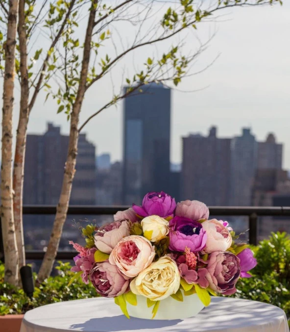 Nettenevime Yapay Çiçek Aranjmanı Gondol Vazoda Mor Pudra Pembe Tonlarında Marsilya Gülü Şakayık Çiçekleri - 4