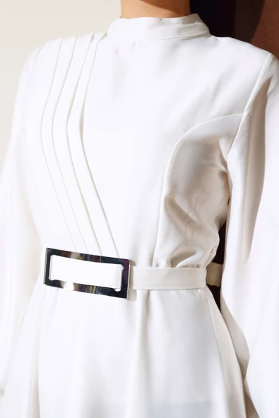 Önü Çapraz Piliseli Saten Elbise Beyaz - Resim 4