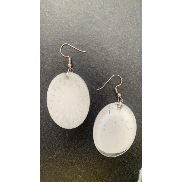 Geniş Oval Şekilli Beyaz Renkli Ebruli Gece Yeşil Neon Olan Parlak Küpe Epoksi El Yapımı Hediyelik - Resim 4