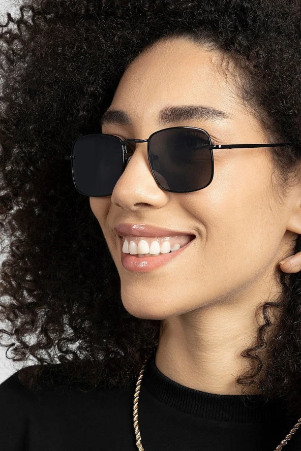 Siyah Camlı Gold Metal Çerçeveli Küçük Oval Güneş Gözlüğü ürün görseli