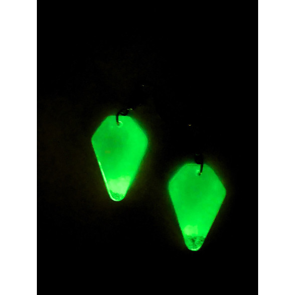 Beşgen Şekilli Beyaz Renkli Ebruli Gece Yeşil Neon Olan Parlak Küpe Epoksi El Yapımı Hediyelik - Resim 4