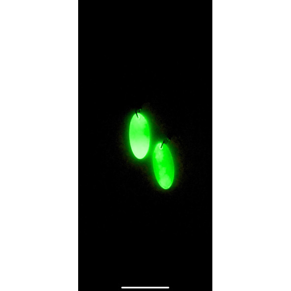 Oval Şekilli Beyaz Renkli Ebruli Gece Yeşil Neon Olan Parlak Küpe Epoksi El Yapımı Hediyelik - 6