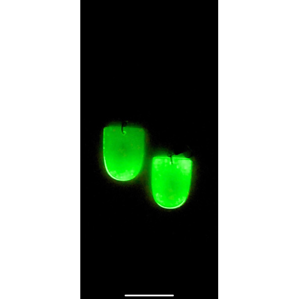Oval Çerçeve Şekilli Beyaz Renkli Ebruli Gece Yeşil Neon Olan Parlak Küpe Epoksi El Yapımı Hediyelik - Resim 7