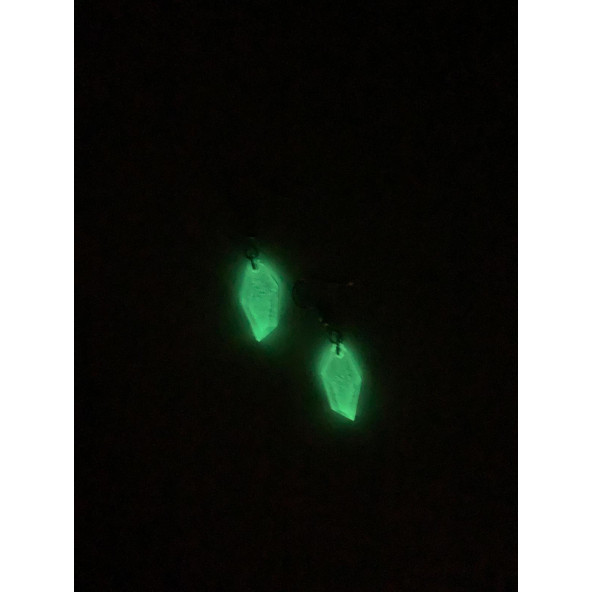 Şeffaf Renk Gece Yeşil Neon Olan Kristal Şekilli Gümüş Aksesuarlı Küpe Epoksi El Yapımı Hediyelik ürün görseli