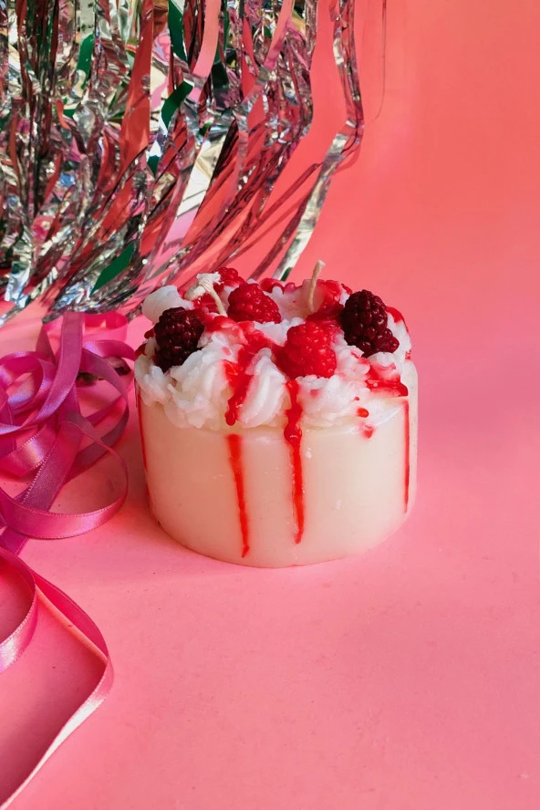 Sanat Sepet İşleri Blackberry Cake Dekoratif Hediyelik Doğum Günü El Yapımı Kokulu Böğürtlen Detaylı Beyaz Pasta Mum ürün görseli 1