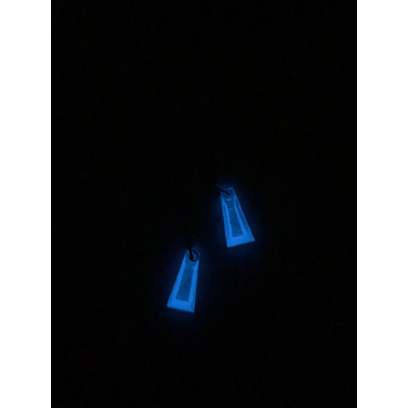 Şeffaf Renk Gece Mavi Neon Olan Piramit Şekilli Gümüş Aksesuarlı Küpe Epoksi El Yapımı Hediyelik ürün görseli