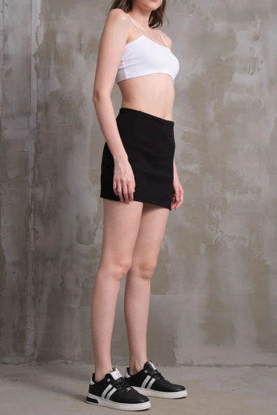 Siyah Yırtmaçlı Mini Etek - 3