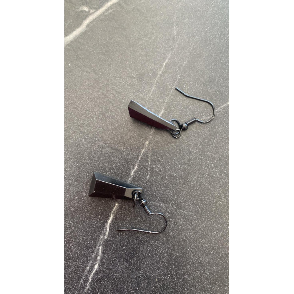 Siyah Renkli Siyah Aksesuarlı Piramit Şekilli Sallantılı Epoksi Küpe El Yapımı Hediyelik