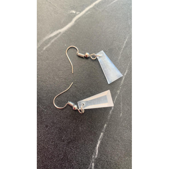 Şeffaf Renkli Beyaz Sedefli Parlak Gümüş Aksesuarlı Piramit Şekil Sallantılı Epoksi Küpe Hediyelik - Resim 2