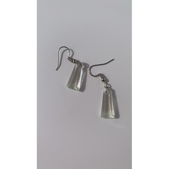 Şeffaf Renkli Beyaz Sedefli Parlak Gümüş Aksesuarlı Piramit Şekil Sallantılı Epoksi Küpe Hediyelik - Resim 6