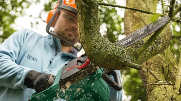 Bosch UniversalChain 40 Zincirli Ağaç Kesme Makinesi - 2