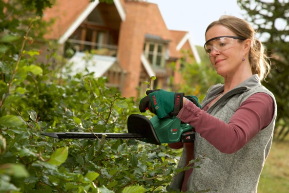 Bosch EasyHedgeCut 18-45 Aküsüz Çit Budama Makinesi - 2