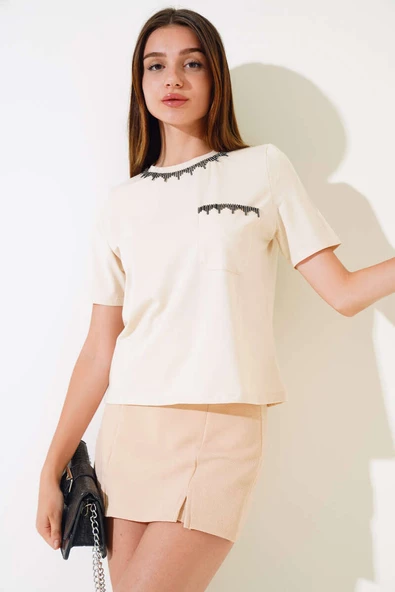Yaka Ve Cep Taşlı T-shirt Bej