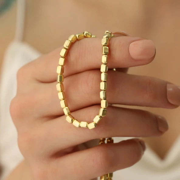 14 Ayar Mikron Altın Kaplama Küp Boncuk Zincir Kolye – Modern ve Şık Tasarım - CN00168 - Resim 5