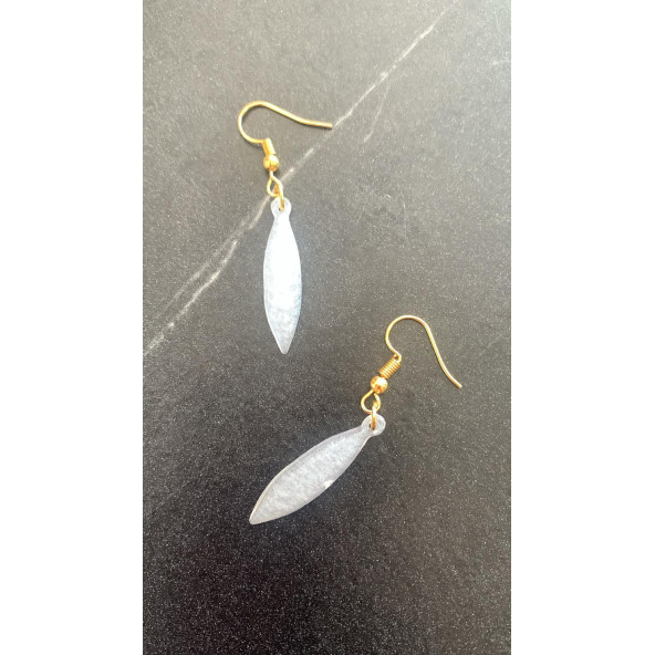 Beyaz Sedefli Renkli Gold Aksesuar Parlak Küçük Simetrik Şekil Sallantılı Epoksi Küpe Hediyelik - Resim 3