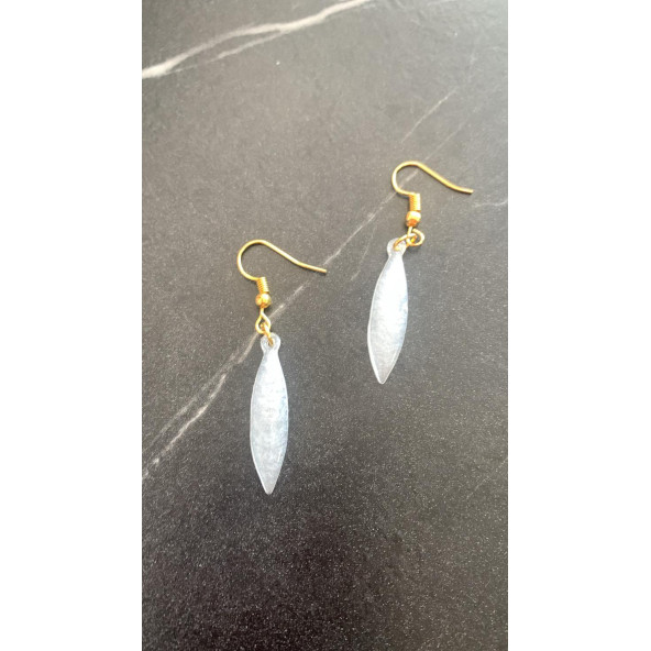 Beyaz Sedefli Renkli Gold Aksesuar Parlak Küçük Simetrik Şekil Sallantılı Epoksi Küpe Hediyelik - Resim 6