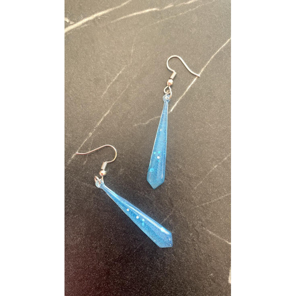 Mavi Renkli Parlak Simli Pullu Glitterli Gümüş Aksesuar Minik Piramit Şekil Sallantılı Epoksi Küpe ürün görseli