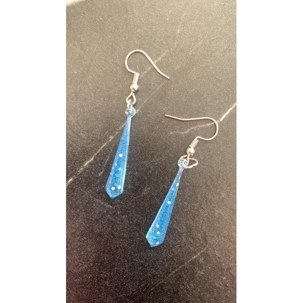 Mavi Renkli Parlak Simli Pullu Glitterli Gümüş Aksesuar Minik Piramit Şekil Sallantılı Epoksi Küpe - Resim 5