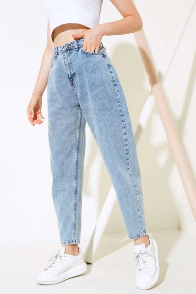 Boyfriend Arka Tokalı Kot Pantolon Açık Kar ürün görseli 1